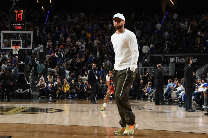 Stephen Curry em quadra durante período de recuperação na NBA (Foto: Noah Graham / NBAE / Getty Images / Getty Images via AFP)