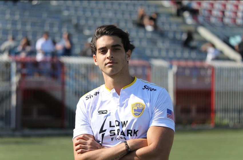 Davi posa para foto após a partida entre Miami Dade e Atromitos, no Estádio Municipal de Galatsi (Foto: Lucas Borges/Lance!)