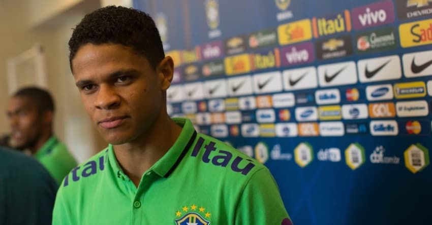 Copa do Mundo: Douglas Santos atende à imprensa pela seleção brasileira em 2016 (Foto: Acervo/Lance!)