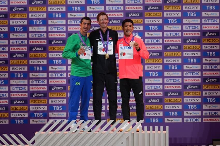 Evan Dunfee (centro) dividiu o pódio com Caio Bonfim e o japonês Hayato Katsuki no Mundial de Tóquio 2025