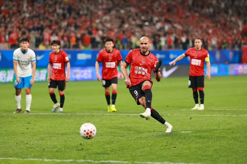 Felipe Silva (#9) cobra pênalti pelo Chengdu Rongcheng contra o Qingdao West Coast (Foto: Divulgação/Chengdu Rongcheng)
