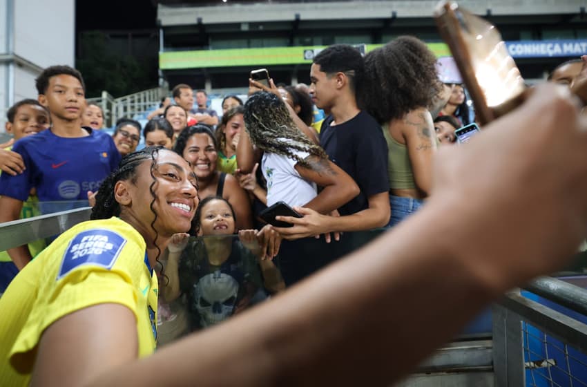 Kerolin faz fotos com torcedores em Brasil x Canadá. (Foto: Lívia Villas Boas/CBF)