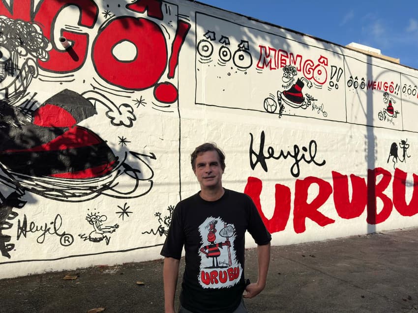 Filho de Henfil em frente ao muro da Gávea, sede do Flamengo (Foto: Lance!)