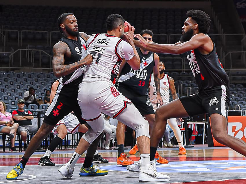 Flamengo em duelo do NBB contra o Vasco (Foto: PaulaReis/Flamengo)