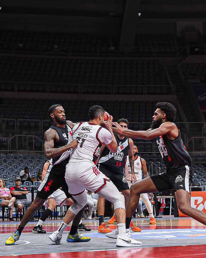 Flamengo em duelo do NBB contra o Vasco (Foto: PaulaReis/Flamengo)