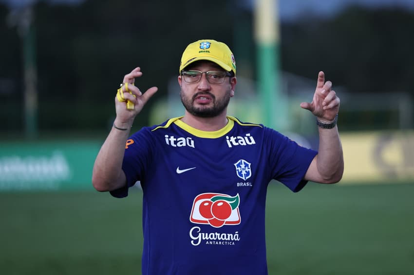 Arthur Elias durante treino em Cuiabá (MT). (Foto: Lívia Villas Boas/CBF)