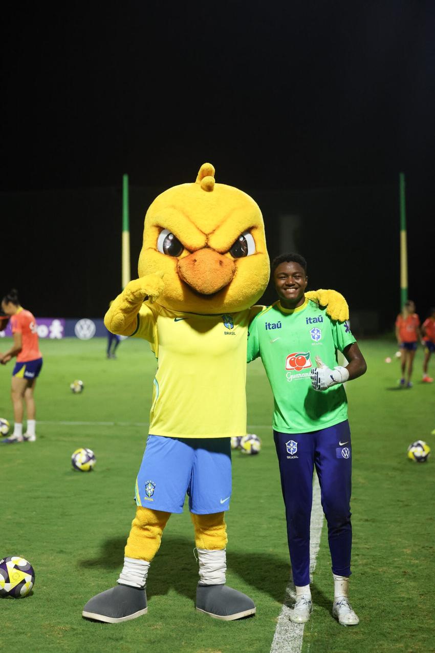 Thaís Lima e Canarinha durante treino da Seleção Feminina. (Lívia Villas Boas/CBF)