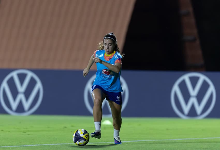 Angelina durante treino do Brasil para enfrentar a Zâmbia, nesta segunda (13). (Foto: Lívia Villas Boas/CBF)