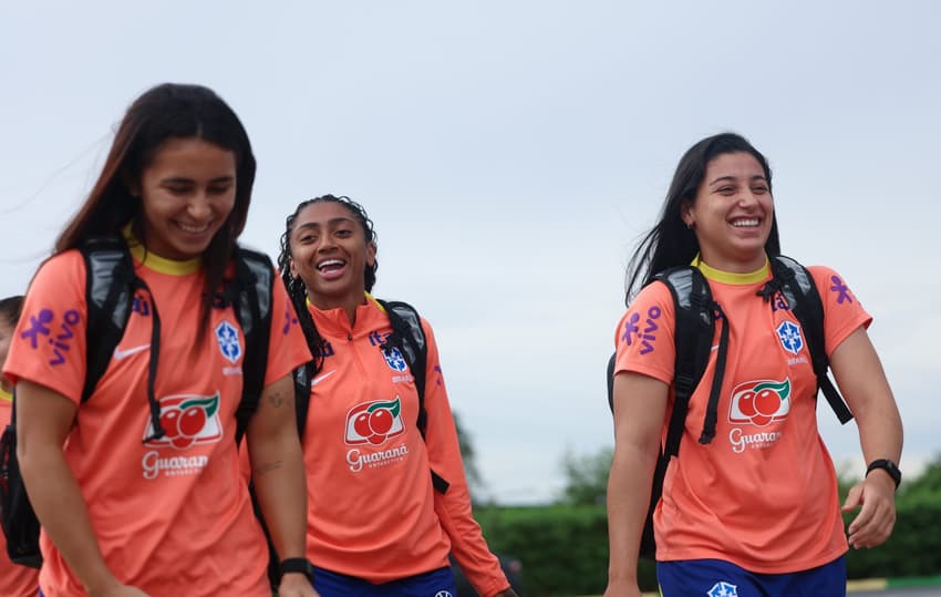 Mariza, Kerolin e Duda Sampaio no CT do Cuiabá. (Foto: Lívia Villas Boas/CBF)