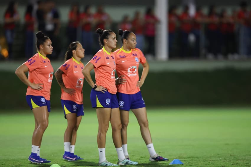 Aline Gomes, Gabi Portilho, Evelin e Dudinha durante treino da Seleção Brasileira. (Foto: Lívia Villas Boas/CBF)