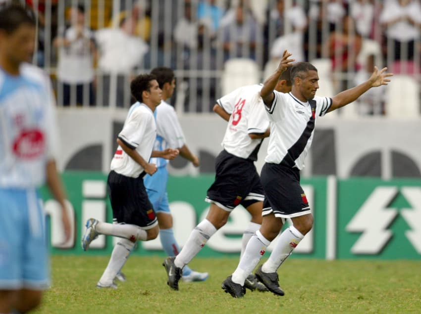 Romário comemora gol contra o Paysandu na goleada por 4 a 0, no Brasileirão de 2005 (Foto: Julio Cesar Guimaraes/ Lancepress)