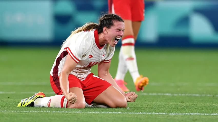 Vanessa Gilles comemora vitória do Canadá. (Foto: reprodução CANWNT)