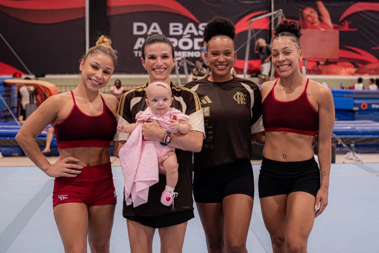 Jade Barbosa com a filha Eva, ao lado de Flávia Saraiva, Rebeca Andrade e Lorrane Oliveira (Foto: Paula Reis/CRF)