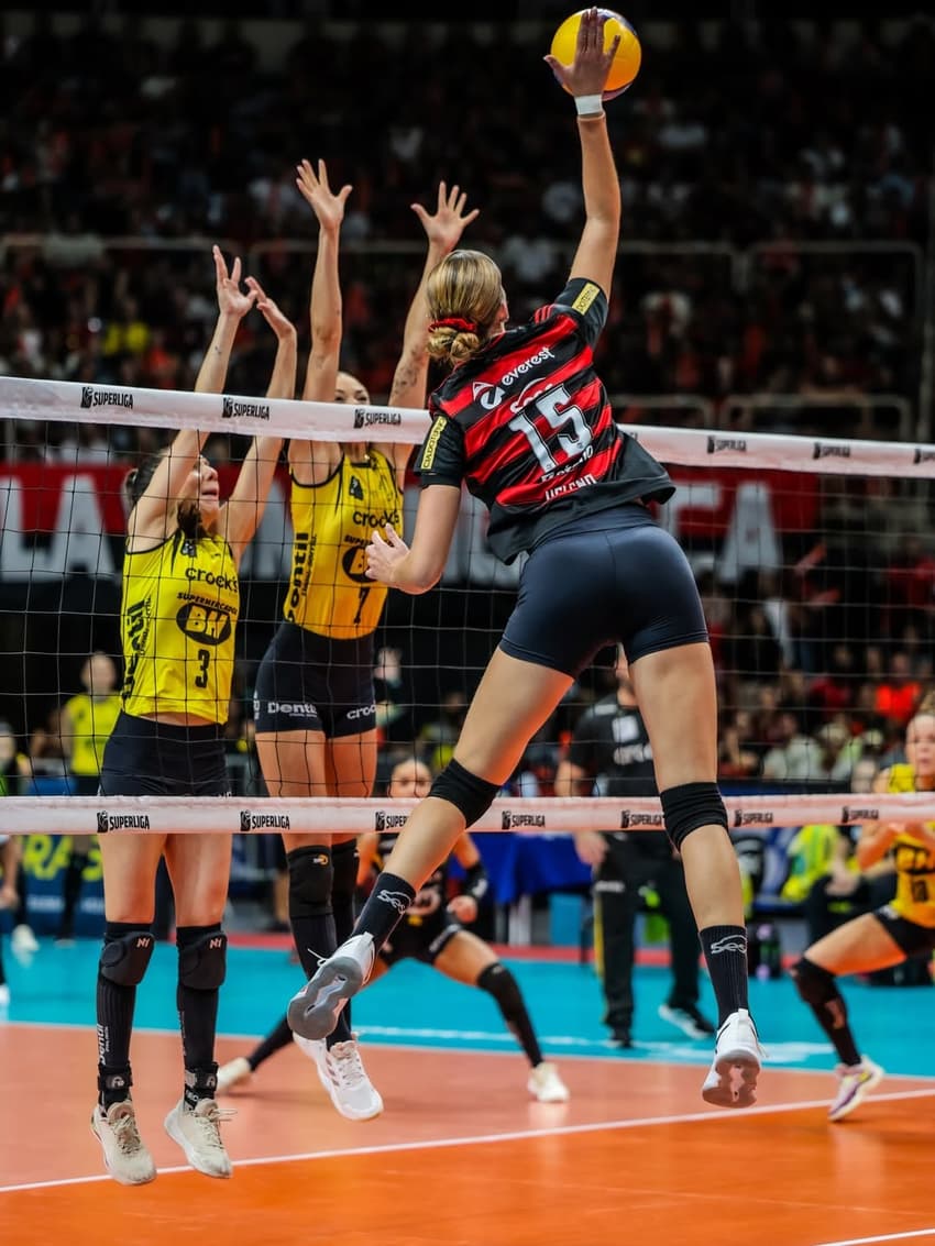 A ponteira Helena ataca durante a semifinal entre Sesc Flamengo e Praia Clube