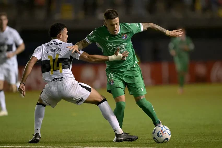 Franco Troyansky, atacante do Audax Italiano, durante a partida de estreia contra o Olímpia (Foto: Rodrigo Arangua/AFP)