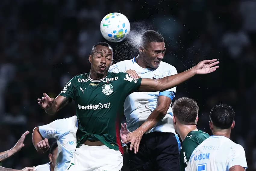 Marlon Freitas em noite iluminada contra o Grêmio. (Foto: Ettore Chiereguini/AGIF/Folhapress)