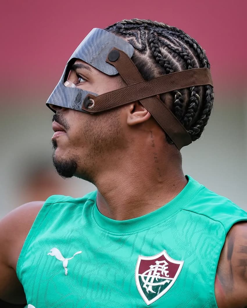 John Kennedy no treino do Fluminense com máscara (Foto: Marcelo Gonçalves/ Fluminense FC)