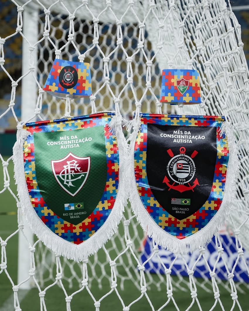 Flâmulas e faixas de capitão de Fluminense e Corinthians personalizadas (Foto: Marcelo Gonçalves/ Fluminense FC)