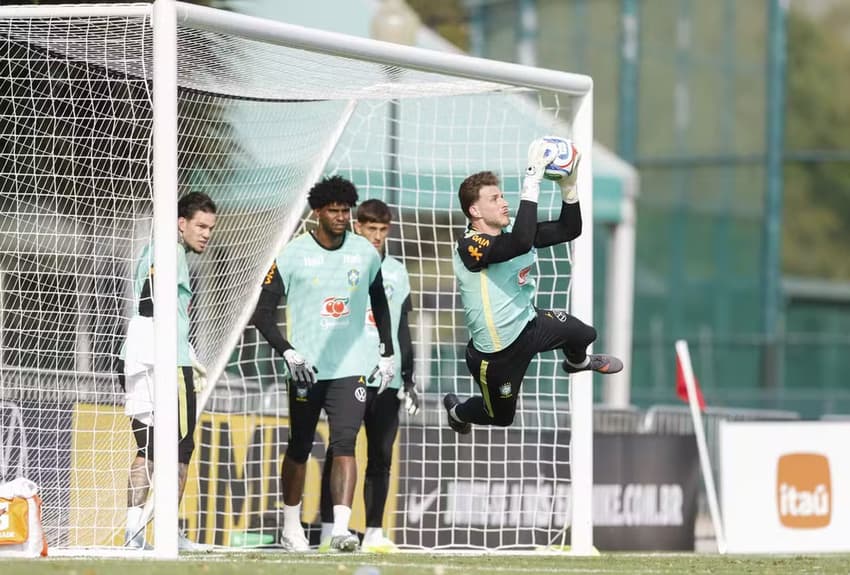 Sob os olhares de Ancelotti, Nannetti em atividade com os outros goleiros da Seleção (Foto: Rafael Ribeiro/CBF)
