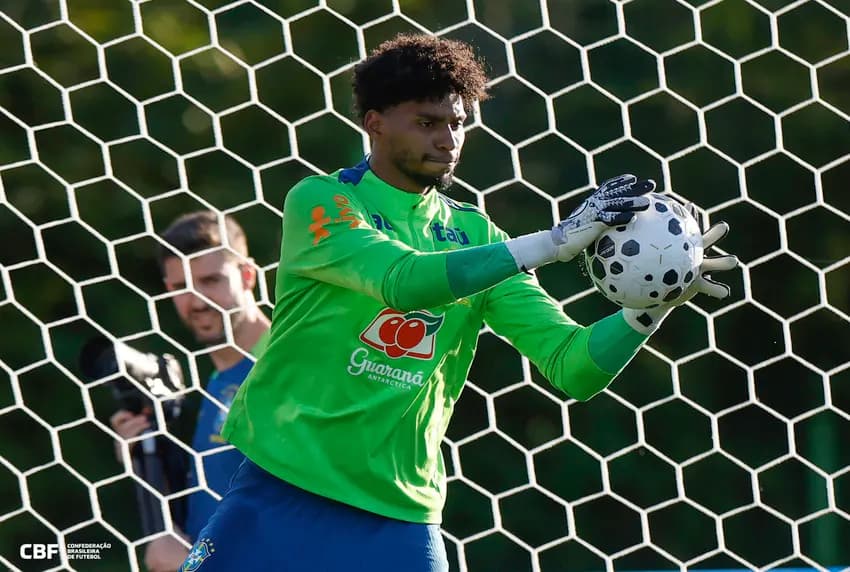 Hugo Souza com a camisa da Seleção Brasileira (Foto: Rafael Ribeiro/CBF)