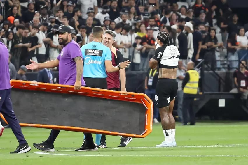 Memphis deixou o campo lesionado (Foto: Peter Leone/Reprodução)