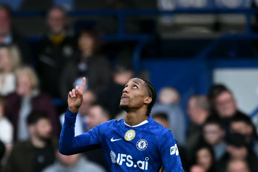 João Pedro comemora após marcar o segundo gol do Chelsea contra o Port Vale, pelas quartas de final da FA Cup, em Stamford Bridge, Londres (Foto: Ben Stansall/AFP)
