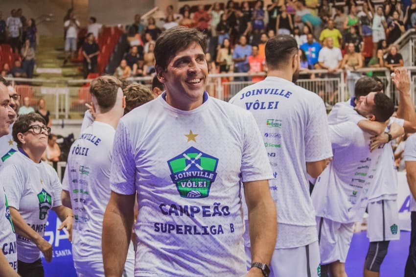 Giovane Gávio comemora título do Joinville Vôlei na Superliga B 2023 (Foto: Daniela Karmarowski/Joinville Vôlei)