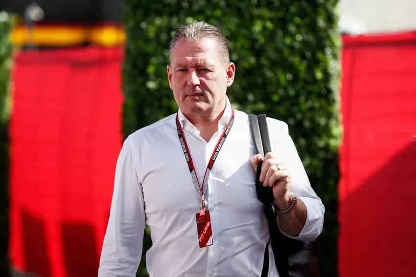 Jos Verstappen arrives at the circuit  Foto: Carl Bingham /Motorsport Images