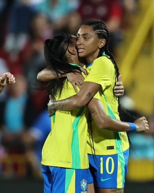 Tainá Maranhão e Kerolin durante Brasil x Costa Rica. (Foto: Lívia Villas Boas/Staff Images/CBF)