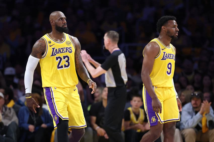 LeBron e Bronny James dividiram a quadra nos playoffs da NBA