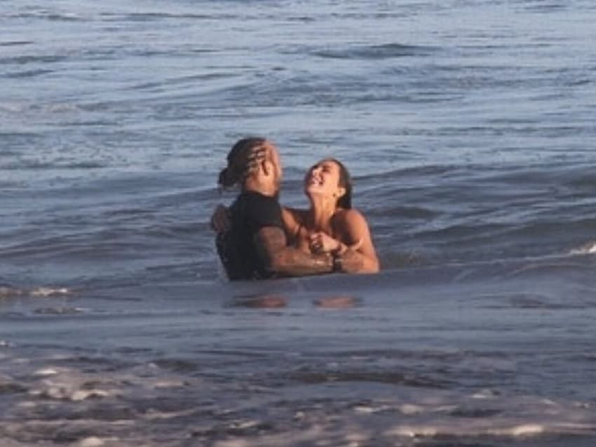 Lewis Hamilton, piloto da F1, e Kim Kardashian em encontro na praia (Foto: Reprodução/X)