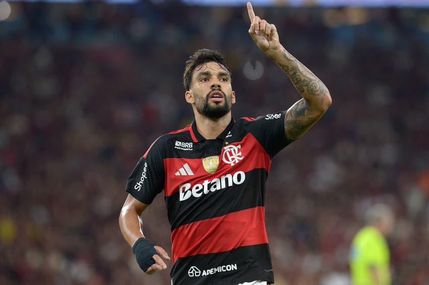 Lucas Paquetá comemora gol diante do Santos