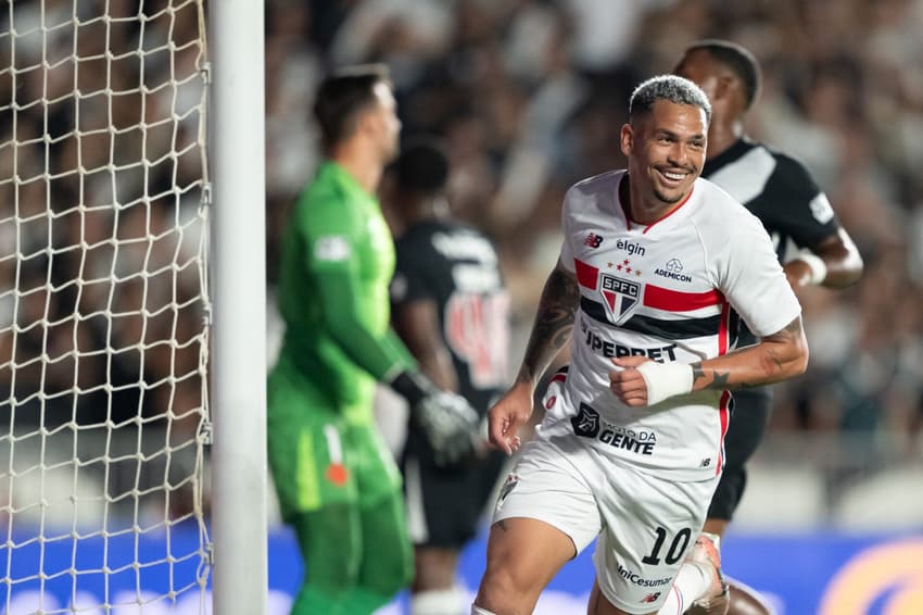 Luciano comemora seu gol no jogo do São Paulo contra o Vasco. em São Januário, pelo Brasileirão (Foto: Jorge Rodrigues/AGIF/Folhapress)