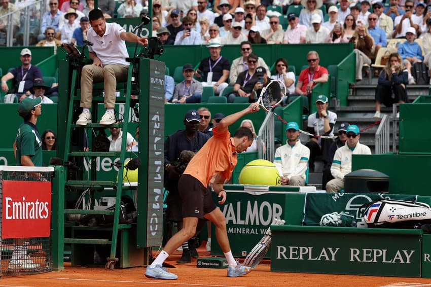 Danii Medvedev quebra raquete durante jogo em Monte Carlo (Foto: Valery HACHE / AFP)