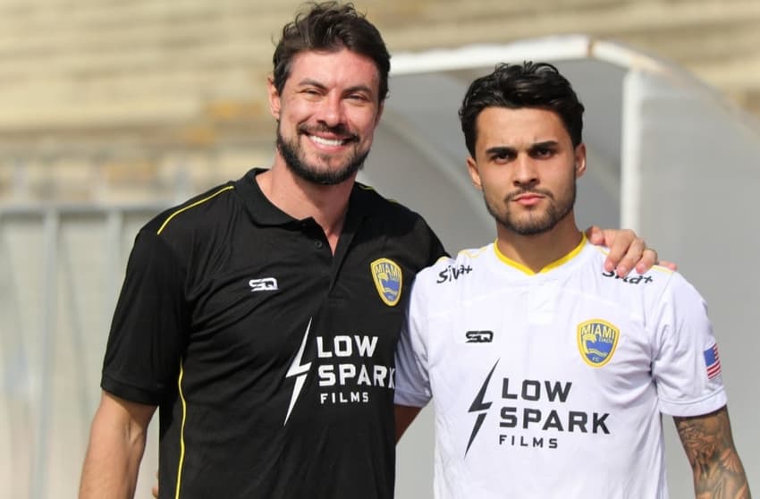 Guilherme Rossato à direita após a partida entre Miami Dade e Kifisia (Foto: Lucas Borges/Lance!)