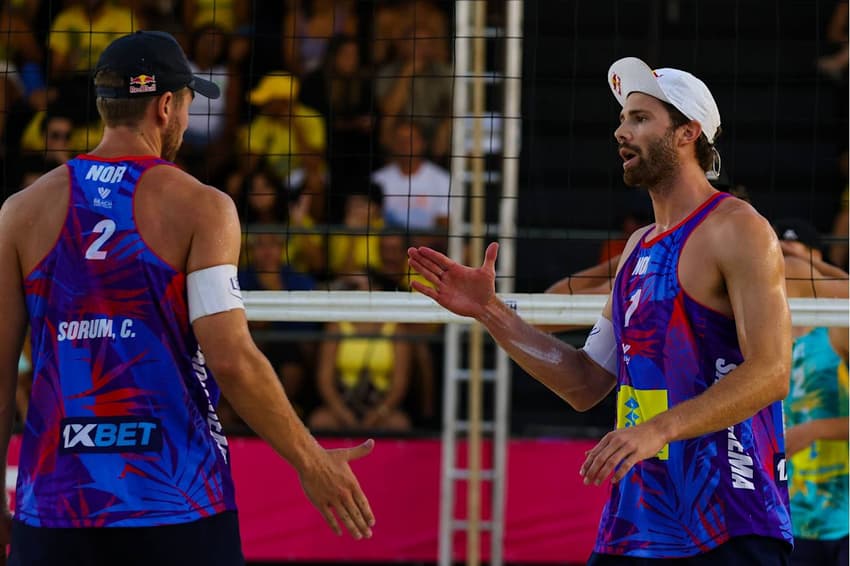 Christian Sorum e Anders Mol em ação na etapa de Saquarema do Circuito Mundial de Vôlei de Praia (Foto: Volleyball World)