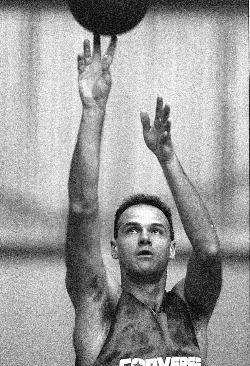 O jogador de basquete Oscar Schmidt arremessa bola. (Crédito: Rogerio Assis/Folhapress)