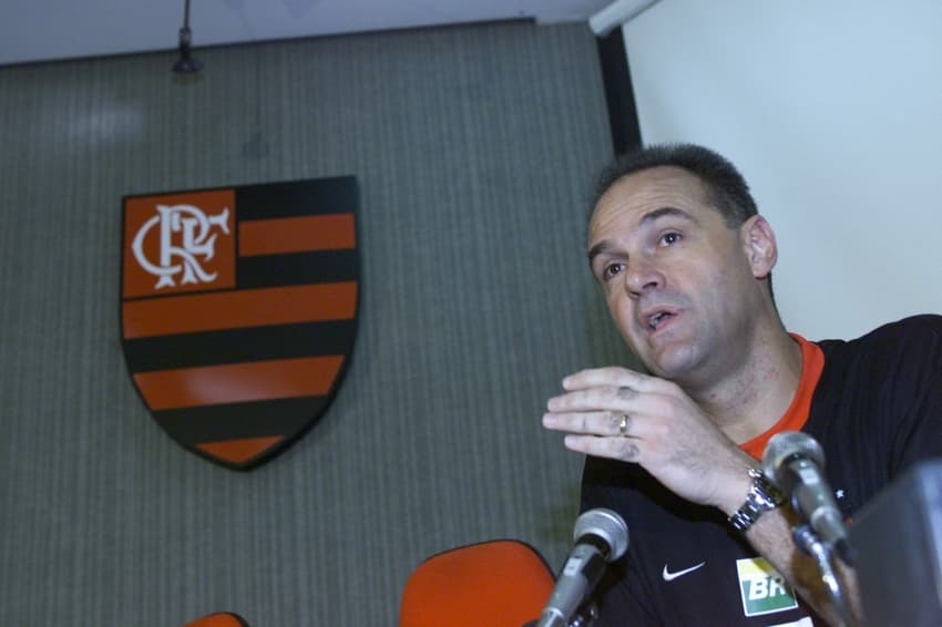 Basquete Masculino: Oscar Schmidt anuncia que vai continuar jogando basquete durante entrevista coletiva na sede do Flamengo, na Gávea, no Rio de Janeiro (RJ). (Rio de Janeiro (RJ), 23.05.2002. Foto de Alexandre Campbell/Folhapress)