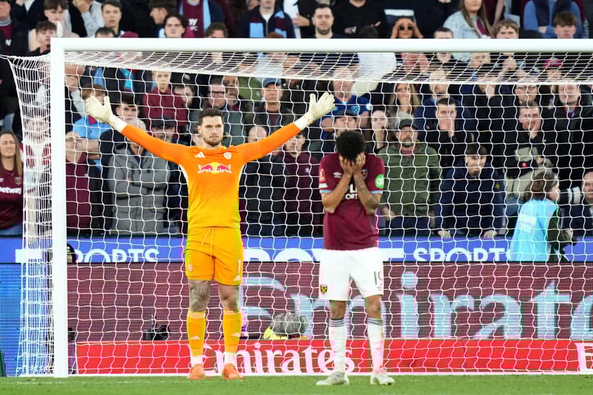 Lucas Perri, do Leeds United, reage após defender pênalti cobrado por Pablo Felipe, do West Ham, durante a disputa nas quartas de final da Copa da Inglaterra, no London Stadium, em Londres Foto: Carlos Jasso/AFP)