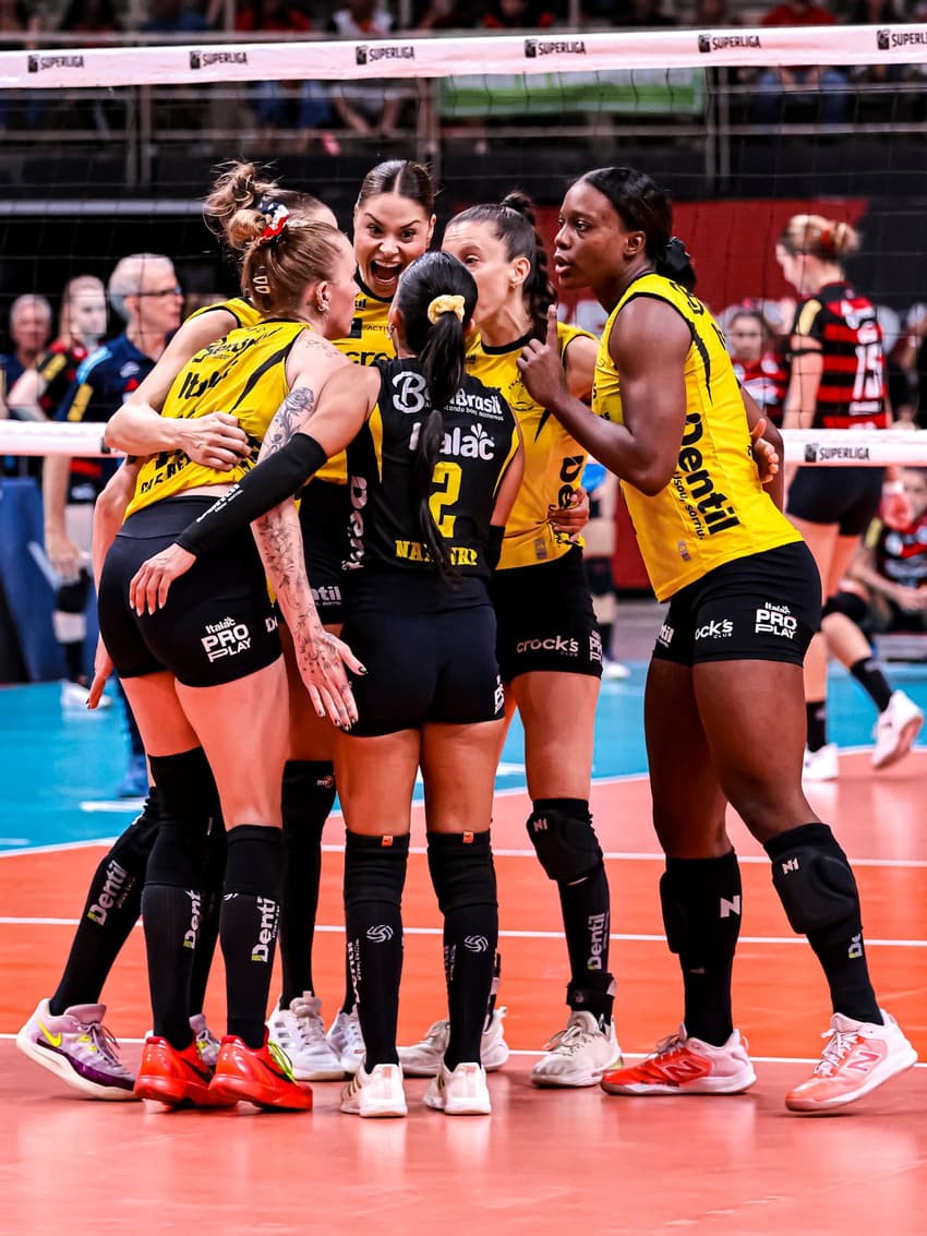 Praia Clube comemora ponto durante semifinal da Superliga contra o Sesc Flamengo