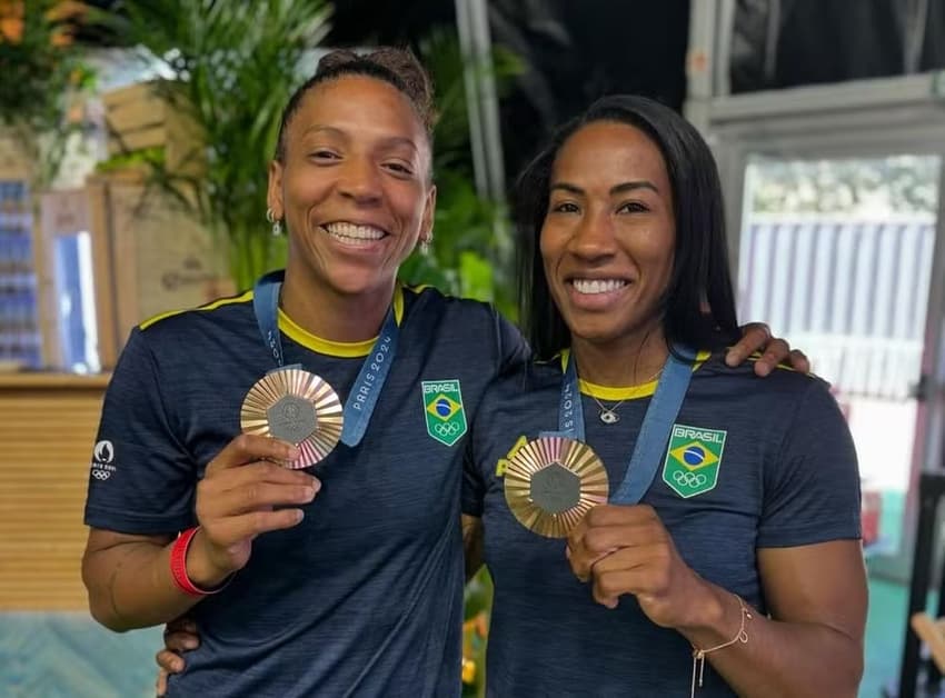 Rafaela Silva e Ketleyn Quadros com a medalha de bronze por equipes do judô nos Jogos de Paris 2024