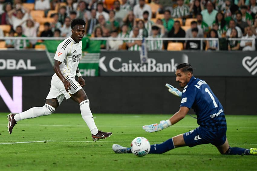 Real Betis e Real Madrid empataram por 1 a 1 em La Liga (Foto: CRISTINA QUICLER / AFP)