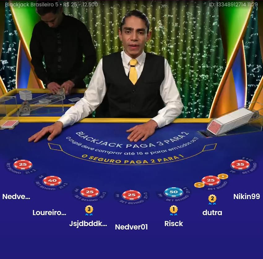 Captura de tela da mesa de blackjack online com as regras