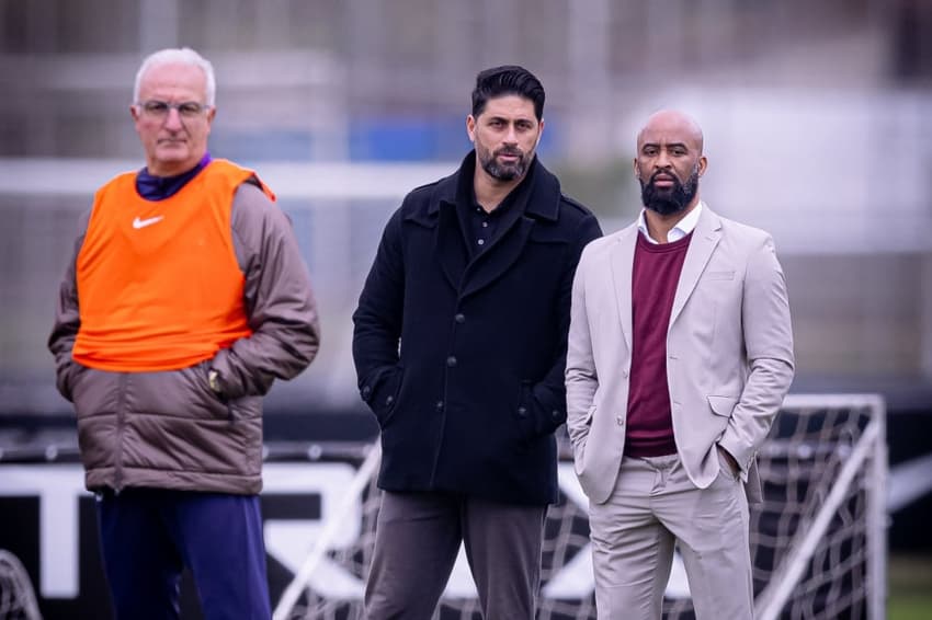 Renan Bloise, ao centro, deixou o Corinthians (Foto: Divulgação/Corinthians)