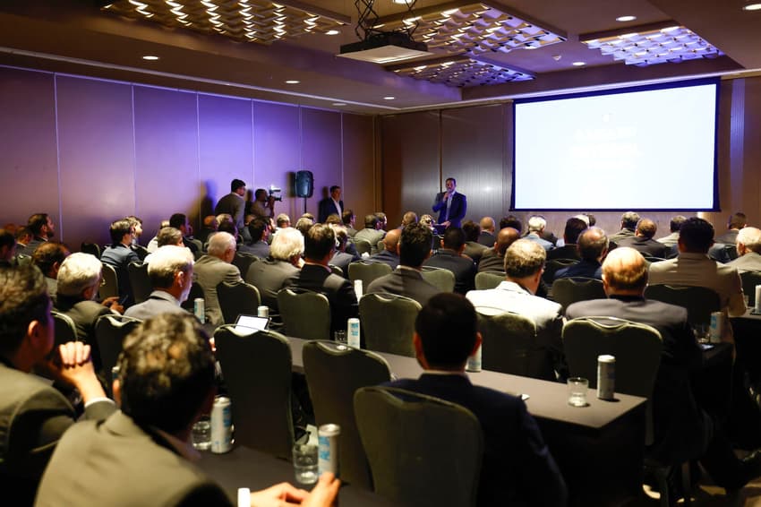 Samir Xaud, presidente da CBF, durante primeira reunião com clubes para debater liga