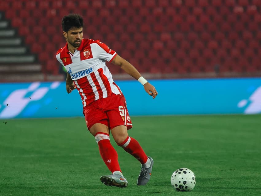 Rodrigão (#5) passa a bola durante partida do Estrela Vermelha na Superliga Sérvia 2025/26 (Foto: Divulgação/Estrela Vermelha)