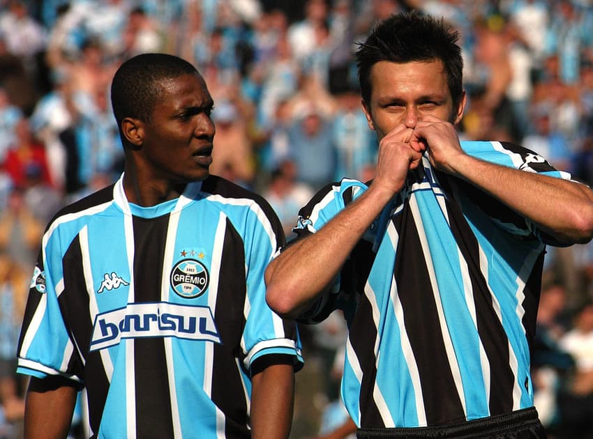 Rodrigo Fabri (à direita) celebra gol com a camisa do Grêmio, em 2002 (Foto: Acervo/Lance!)