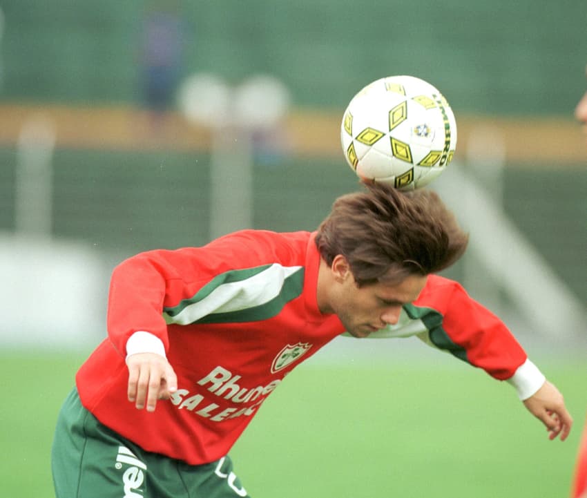 Rodrigo Fabri conduz a bola com a cabeça durante treino da Portuguesa, em 1997 (Foto: Nelson Coelho/Lance!)