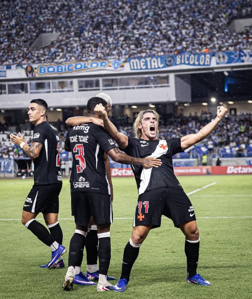 Spinelli comemora o gol do Vasco com os companheiros (Foto: Matheus Lima/Vasco)