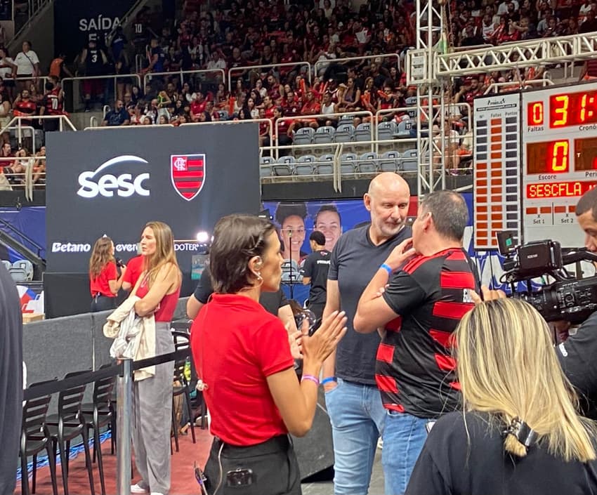 Ouro em Barcelona 1992, Tande está no Maracanãzinho para assistir à semifinal da Superliga